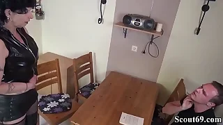 Freak Oma schnapp sich ihren Enkel zum ficken am Wochenende - Freaky step Grandma Seduce Step-Son of step Daughter to Fuck